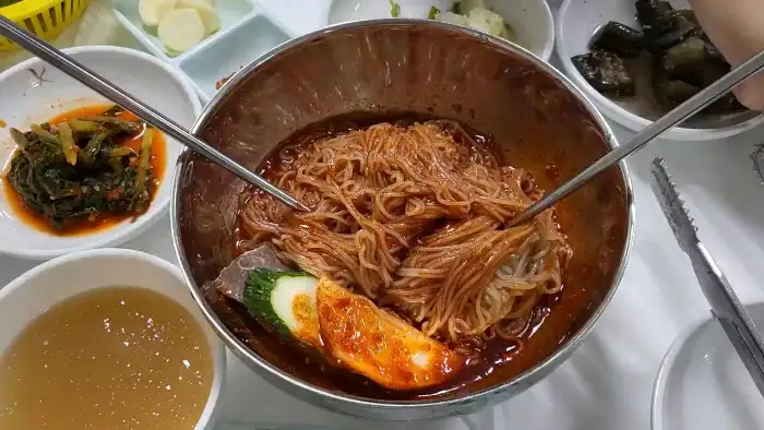 물냉면