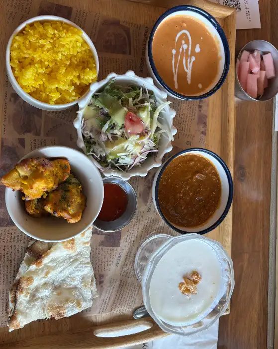 다양한 야채가 듬뿍 들어간 야채 카레. 건강하면서도 깊은 맛이 느껴진다.