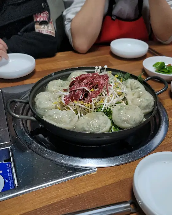 만두와 버섯, 고기가 푸짐하게 담긴 버섯만두전골
