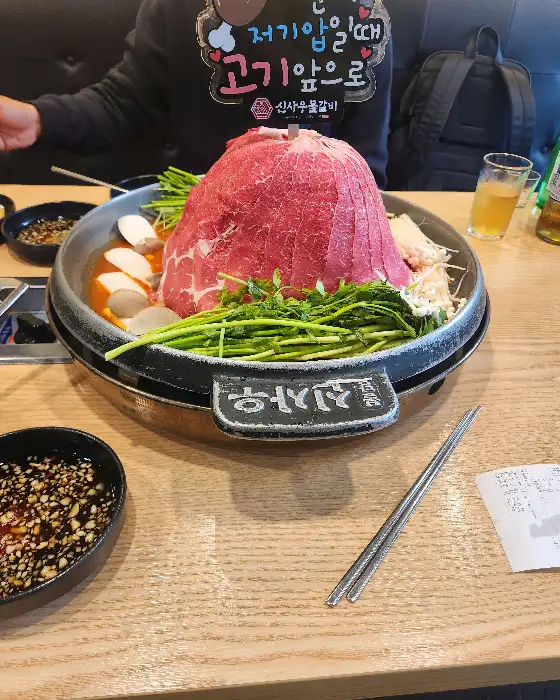 테이블에 놓인 물갈비와 곁들임 메뉴