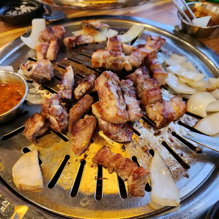 잘 구워지고 있는 삼겹살