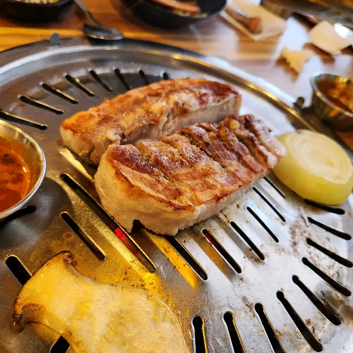 두툼하게 썰린 삼겹살
