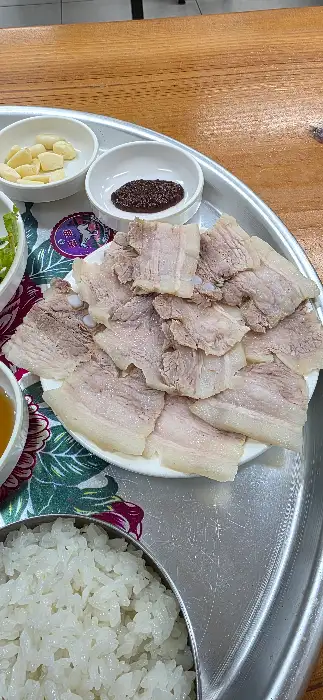 김이 나는 쌀밥과 수육