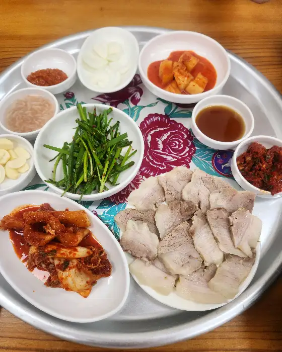 정갈하게 차려진 수육 백반 한상차림