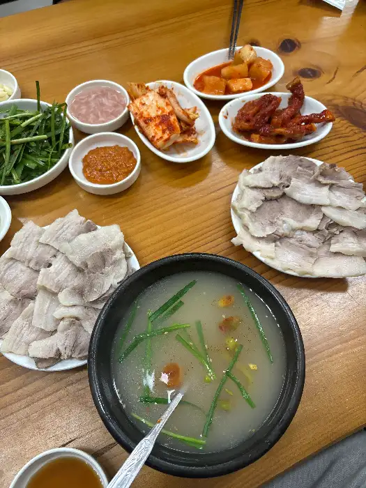 다양한 반찬과 국밥, 수육이 함께 나온 상차림