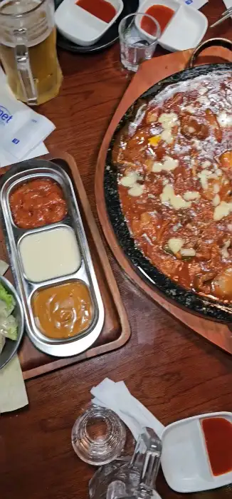 세 가지 소스가 담긴 식기 모습