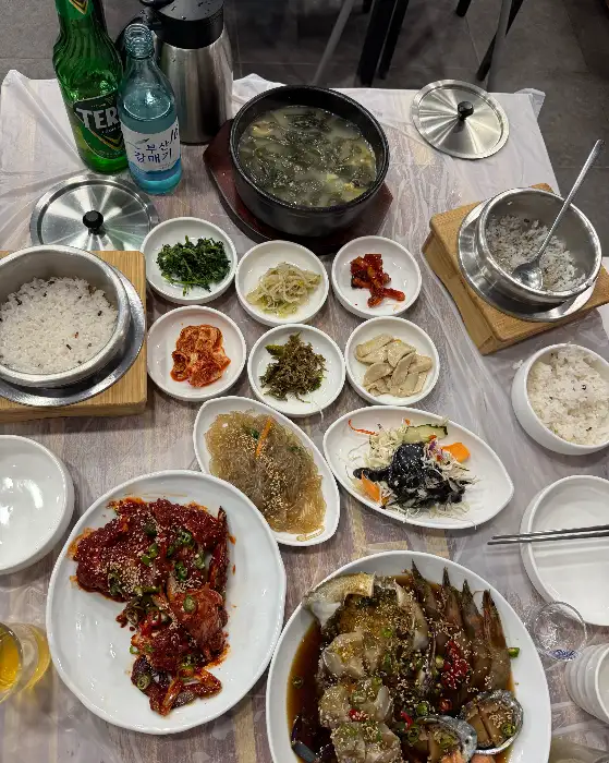다양한 메뉴가 차려진 식탁