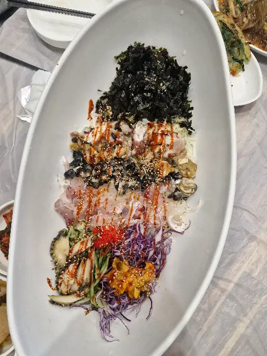 다양한 해산물과 채소가 듬뿍 담긴 비빔밥