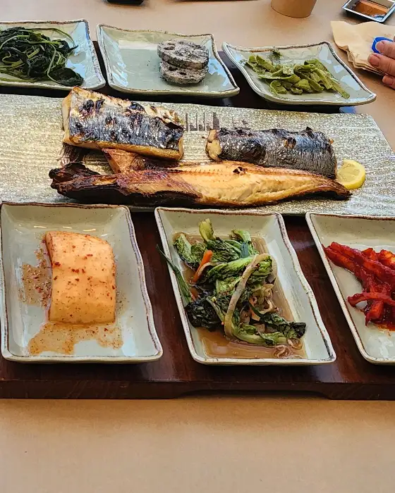 기본 반찬과 생선구이