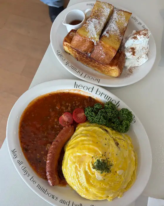 두툼한 프렌치 토스트와 소시지, 계란 요리