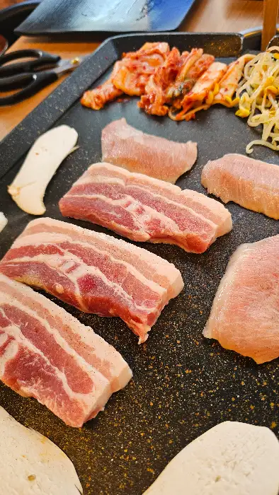 신선한 생고기 삼겹살의 모습