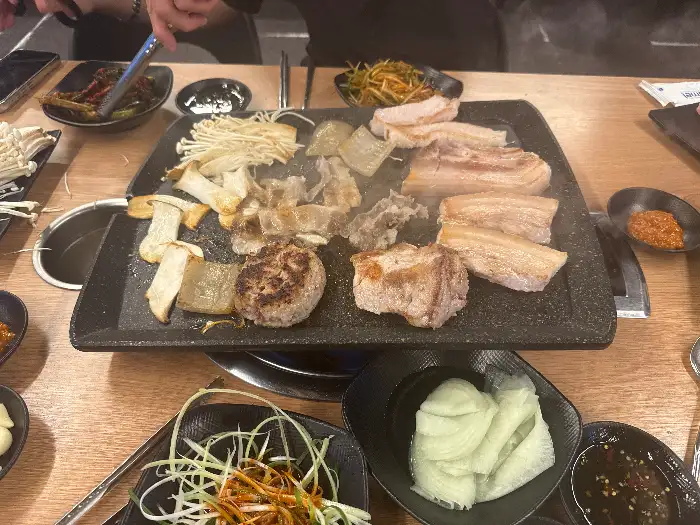 셀프바에 준비된 다양한 쌈 채소와 밑반찬