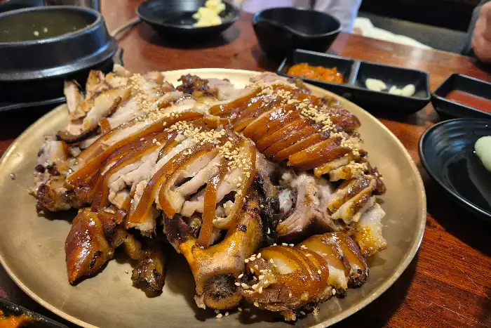 푸짐하게 차려진 반반 족발 한 상