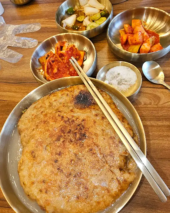 테이블 위에 정갈하게 차려진 반찬과 삼계탕 모습