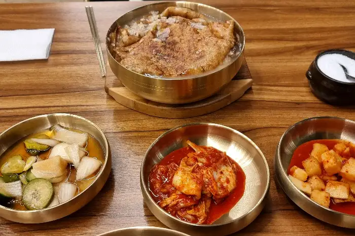 여러가지 밑반찬과 함께 나온 삼계탕