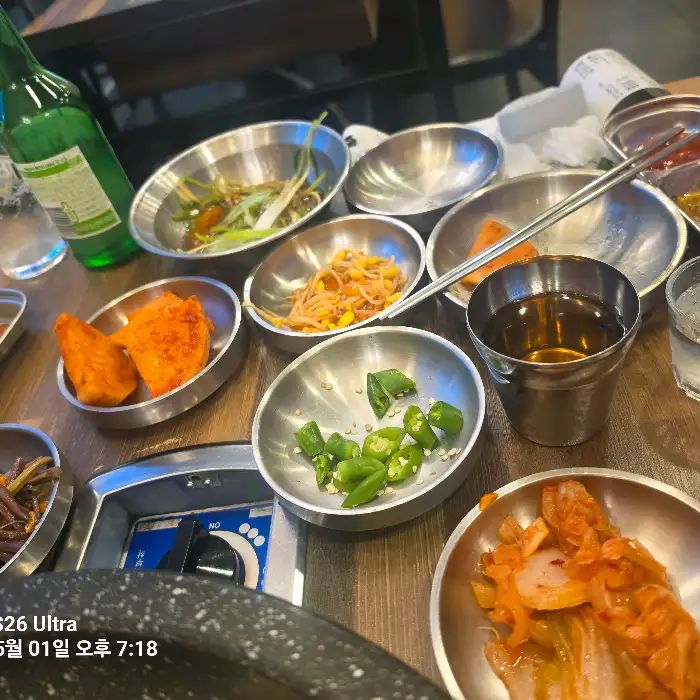 다양한 곁들임 반찬과 함께 차려진 테이블