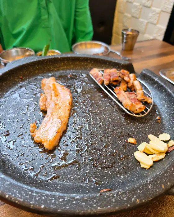 고기와 함께 구워 먹기 좋은 마늘과 콩나물, 파김치