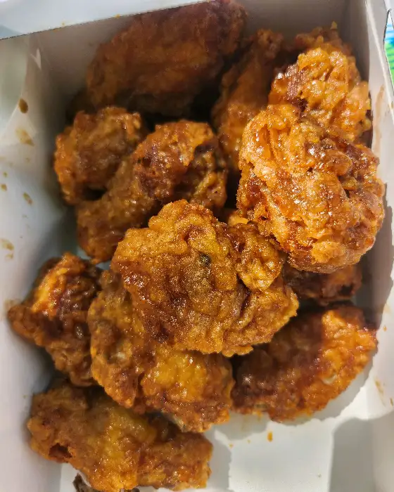 다양한 부위의 치킨이 담긴 박스