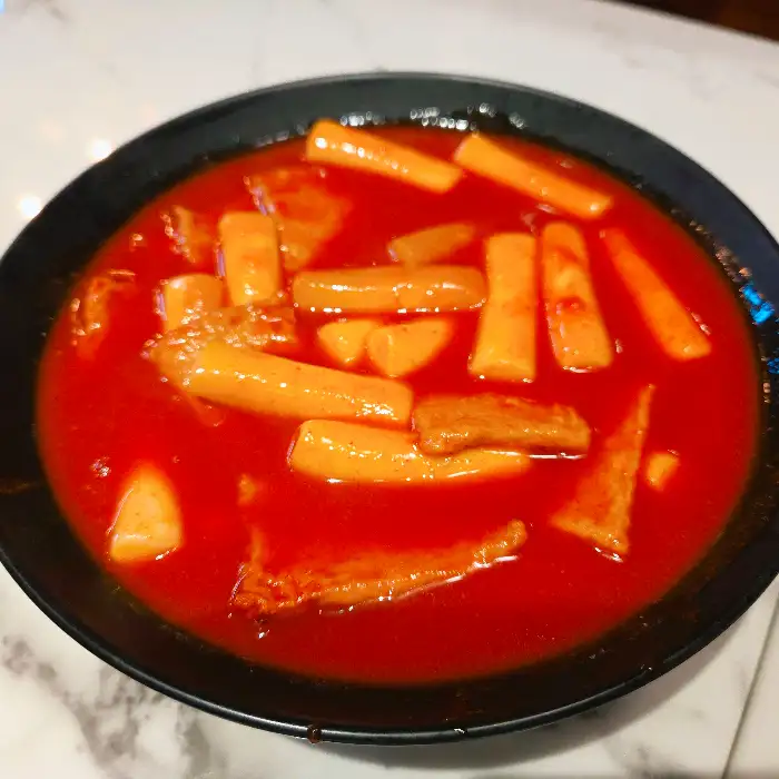 빨간 국물에 떡과 어묵이 담긴 떡볶이