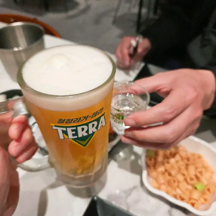 테라 맥주가 담긴 맥주잔과 소주잔