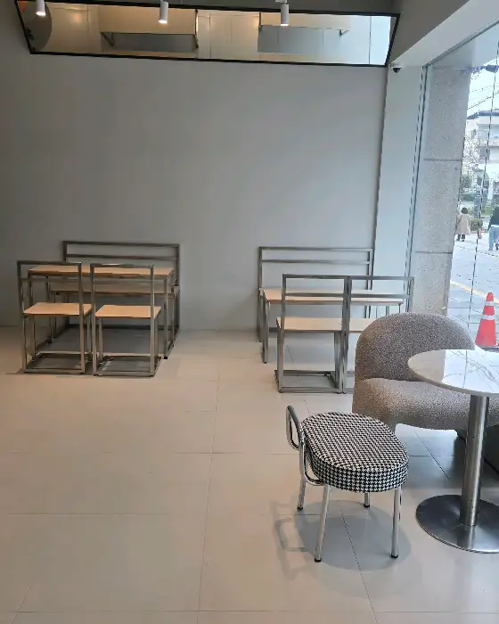 카페 내부 테이블과 의자