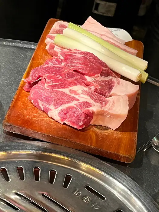 신선한 흑돼지 목살과 오겹살, 대파