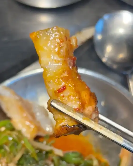 잘 익은 흑돼지 한 점