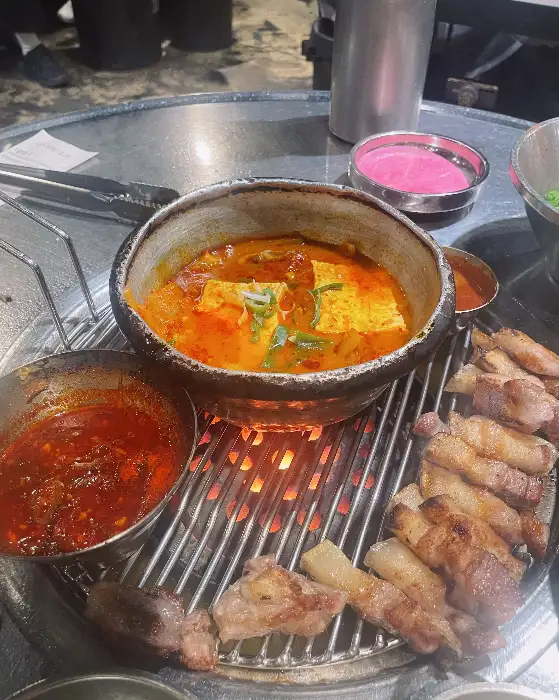보글보글 끓고 있는 김치찌개