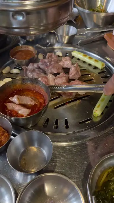 그릴 위에서 구워지는 고기와 멜젓