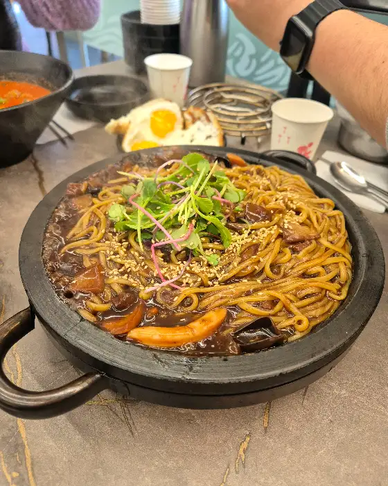 돌판 짜장면 위에 노른자가 올라간 계란 후라이