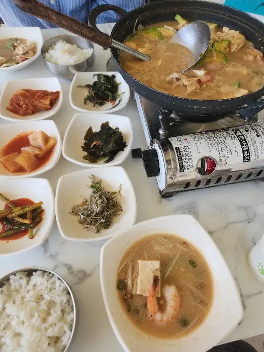 끓고 있는 멸치쌈밥 찌개와 밥, 밑반찬
