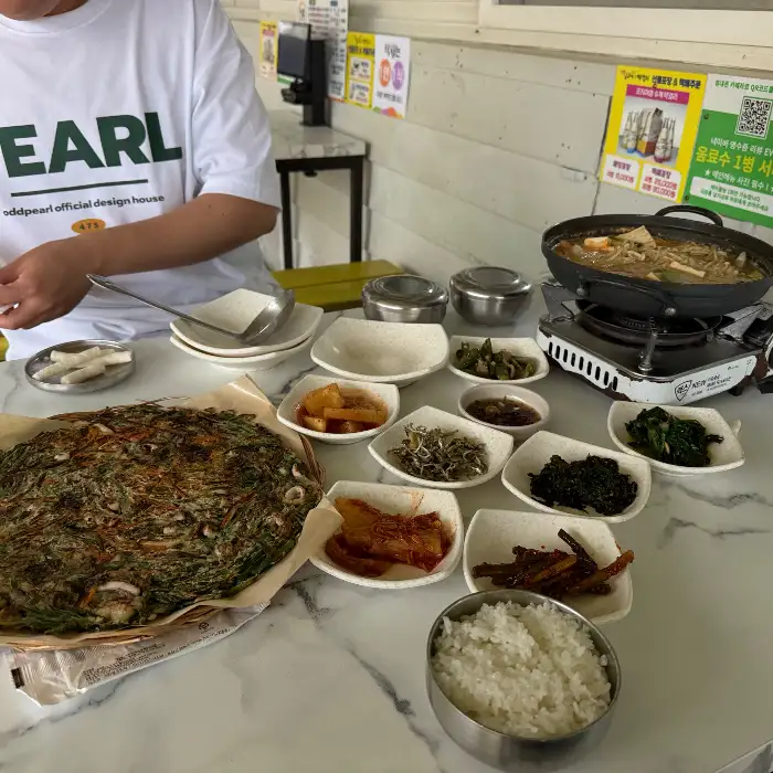 테이블 위에 차려진 푸짐한 한 상 차림