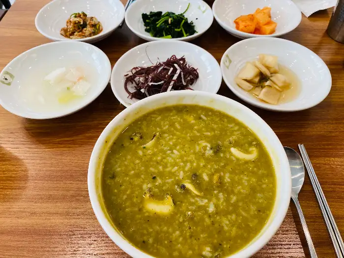 따뜻한 국물 요리가 담긴 그릇과 밥, 밑반찬