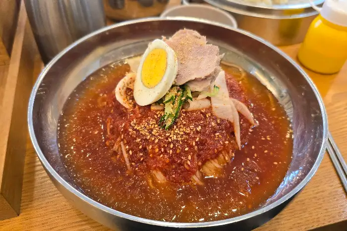 비빔면의 풍성한 양념