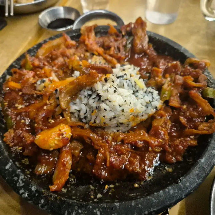 매콤한 파스타가 돌판에 담겨 나옵니다. 밥과 함께 볶아져 풍성한 비주얼을 자랑합니다.