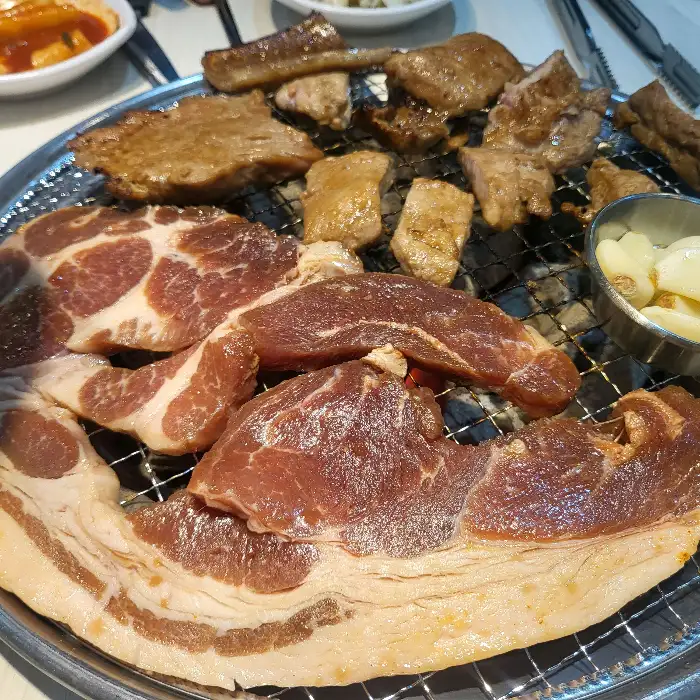 두툼한 삼겹살과 목살