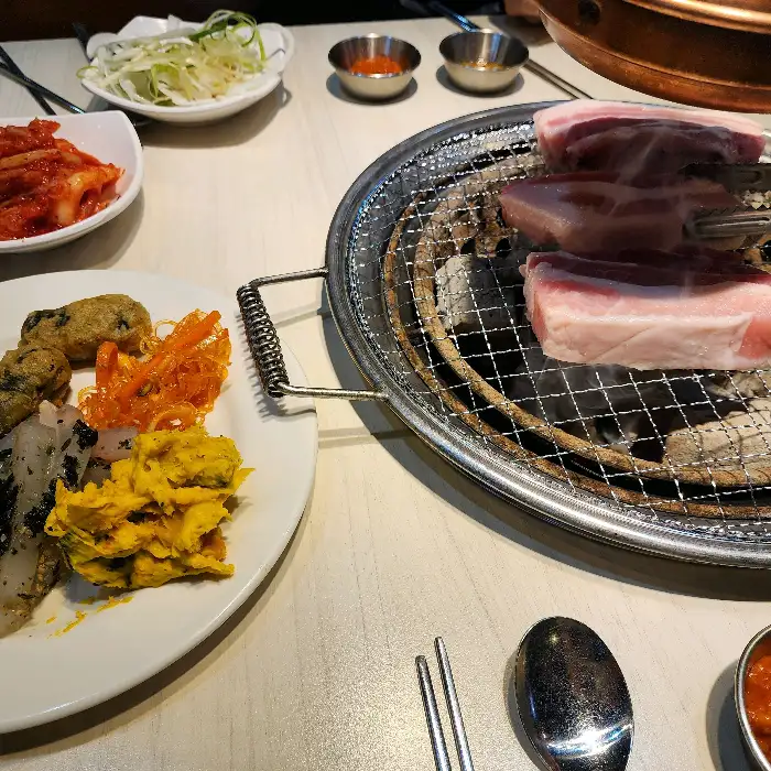 다양한 반찬과 고기