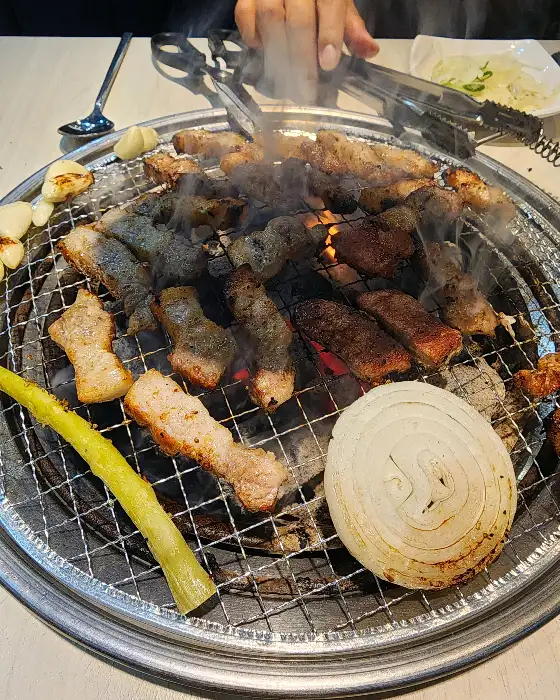 숯불 위에서 익어가는 양념갈비