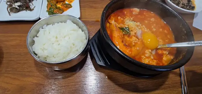 순두부와 밥, 그리고 반찬들