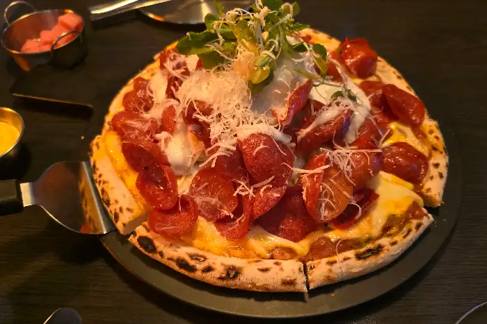 페퍼로니 화산 피자