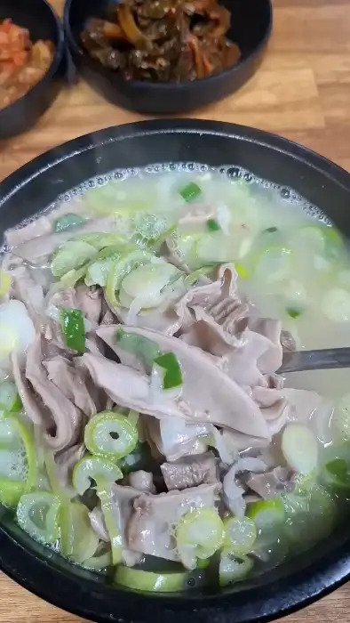 국밥 속 부속물 묘사