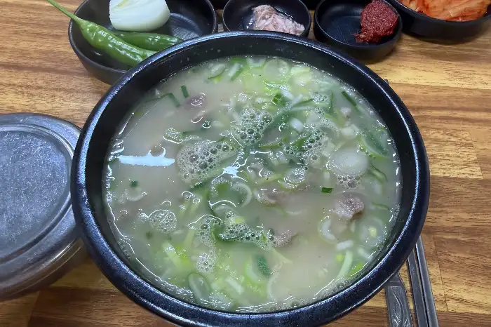 뽀얀 국물의 모듬국밥 클로즈업