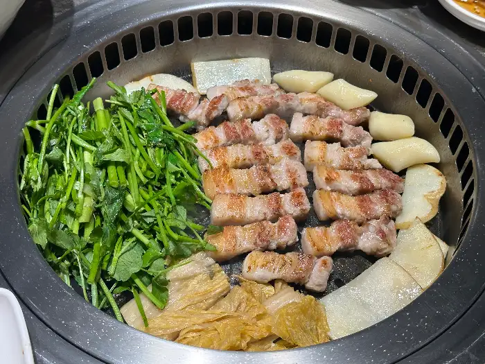 미나리, 백김치와 함께 준비된 삼겹살