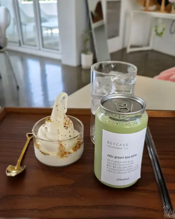 아이스크림이 올라간 라떼와 캔음료