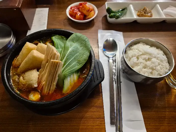 정갈하게 차려진 해장국 한 상