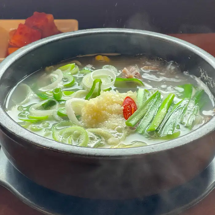 풍성한 건더기가 돋보이는 해장국
