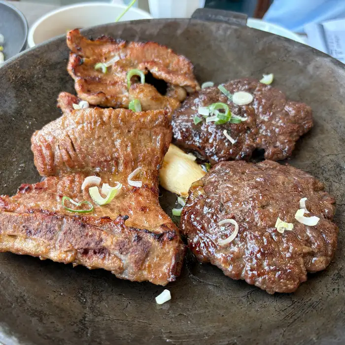 잘 구워진 숯불갈비와 떡갈비