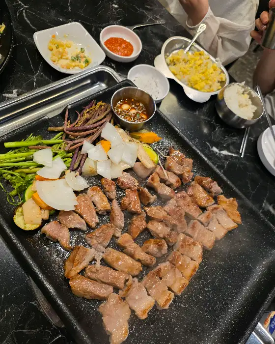 잘 구워진 오겹살과 곁들임 찬