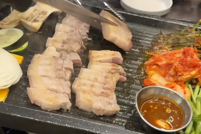 불판 위에서 익어가는 오겹살