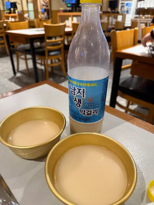 순대국에 곁들여 나온 마늘과 김치